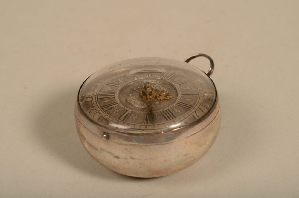 Illustratie: zilveren zakhorloge gemaakt door David Carré (Stedelijk Museum Alkmaar)